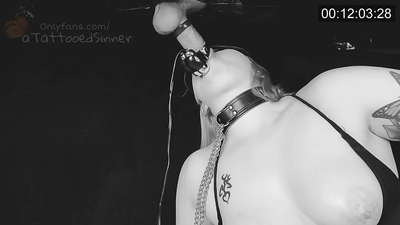 Söt tjej med perfekta bröst vid gloryhole